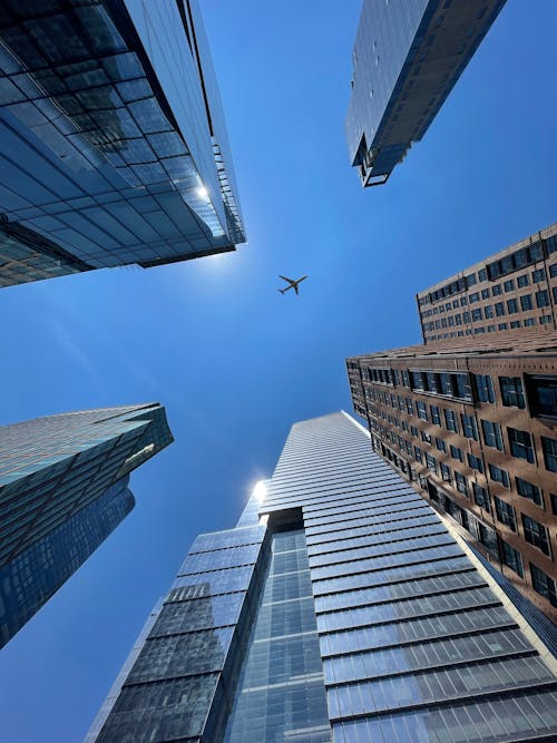 bezplatná Základová fotografie zdarma na téma budovy, let, letadla Základová fotografie