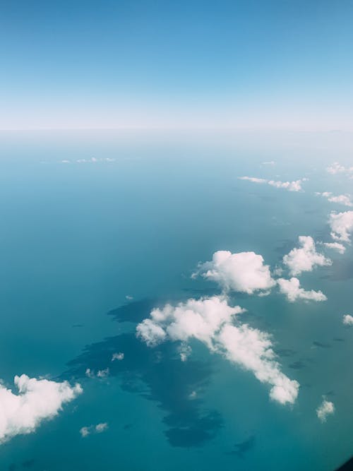 Бесплатное стоковое фото с белые облака, вертикальный выстрел, голубое небо