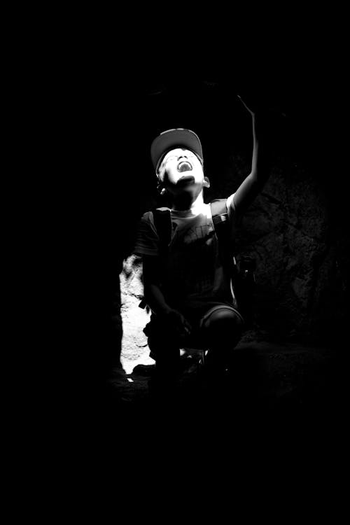 Foto d'estoc gratuïta de blanc i negre, cova, cridant