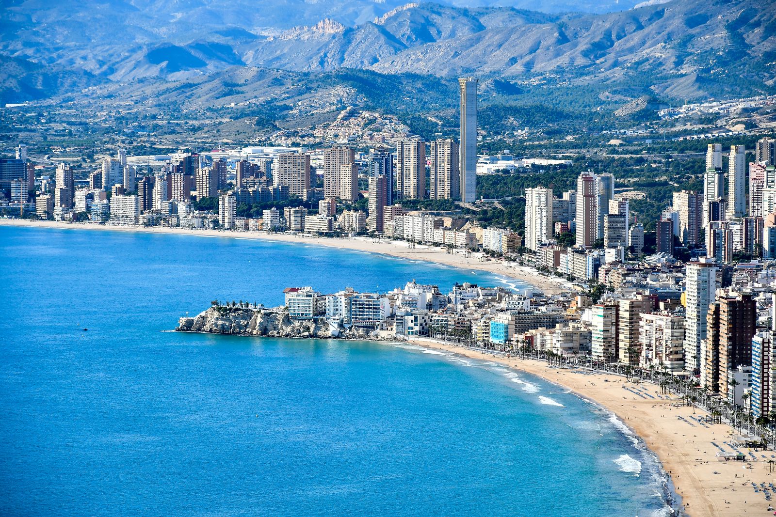 Cazare în Benidorm: plaja Levante și stânca orașului vechi văzute de sus