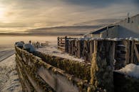 阿根廷火地岛的一个白雪皑皑的农场，木栅栏环绕，呈现出一片宁静的冬日景象