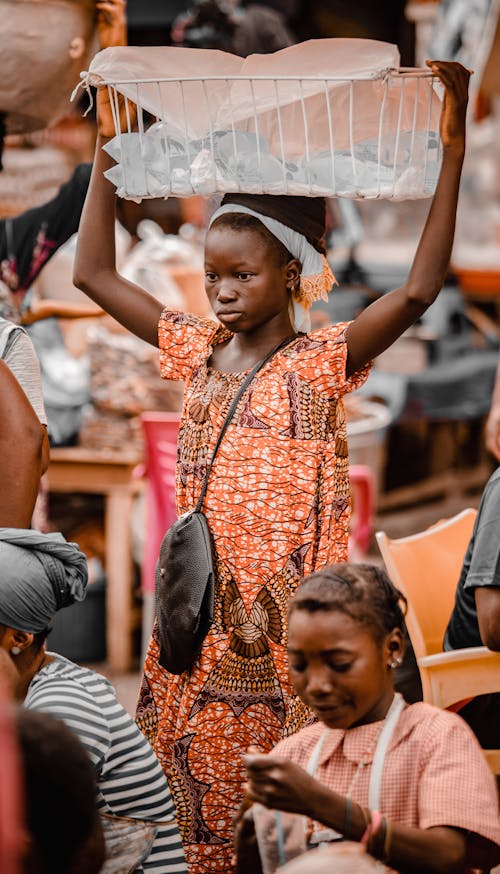 Gratis lagerfoto af afrikansk kvinde, bære, belastning