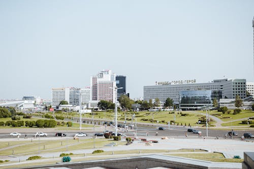 Kostenloses Stock Foto zu autobahn, autos, gebäude