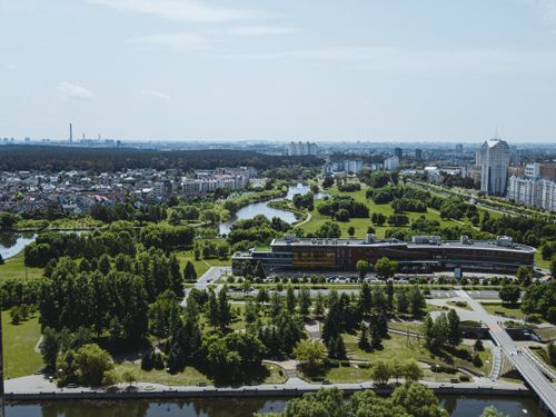 Free Discover an expansive urban cityscape blending modern architecture and lush green parks. Stock Photo
