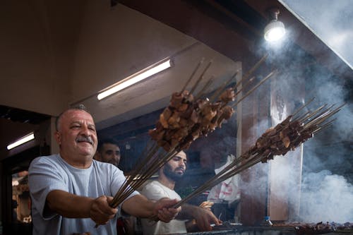 Ilmainen kuvapankkikuva tunnisteilla barbeque, henkilö, kepit