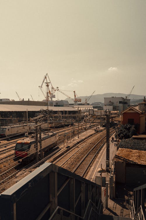 antrenman yaptırmak, demir yolu, Demir yolu rayları içeren Ücretsiz stok fotoğraf