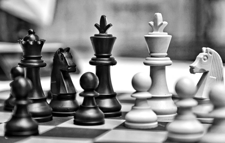 戦略的なゲームのために位置付けられたチェスの駒のモノクロ写真。