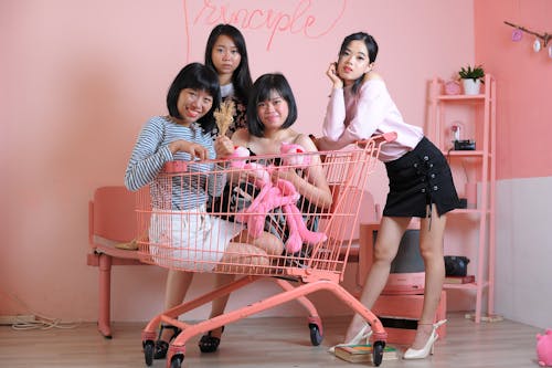 Бесплатное стоковое фото с азиатские женщины, высокие каблуки, друзья