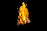 夜色中，明亮的黄色火焰翩翩起舞，带来温暖与光明