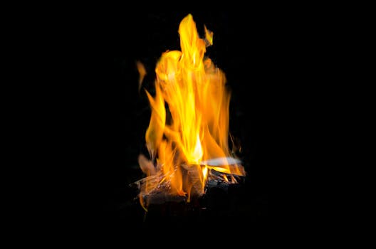 夜色中，明亮的黄色火焰翩翩起舞，带来温暖与光明