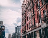 以低角度拍摄城市景观背景下的一座历史悠久的红砖建筑