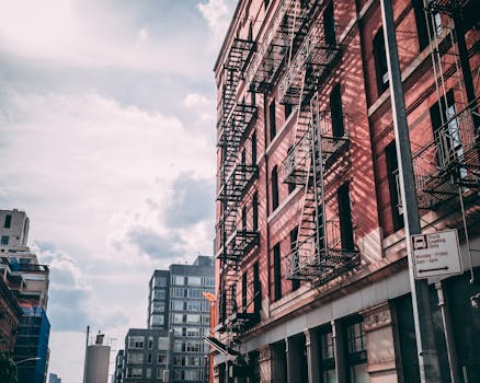 以低角度拍摄城市景观背景下的一座历史悠久的红砖建筑