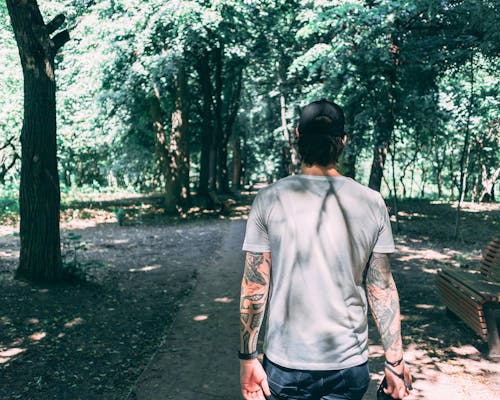 Uomo Che Cammina Al Parco