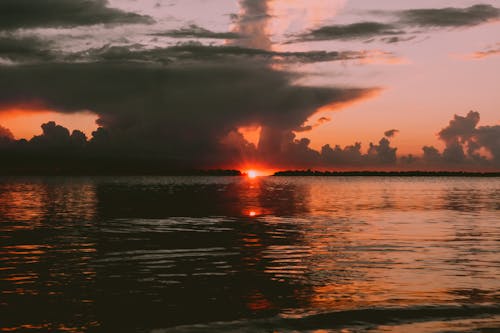 akşam karanlığı, bulutlar, deniz içeren Ücretsiz stok fotoğraf