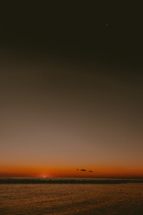 Immagine gratuita di acqua, alba, cielo arancione