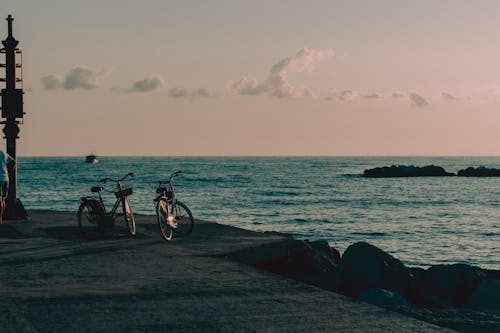Immagine gratuita di argine, barca, biciclette