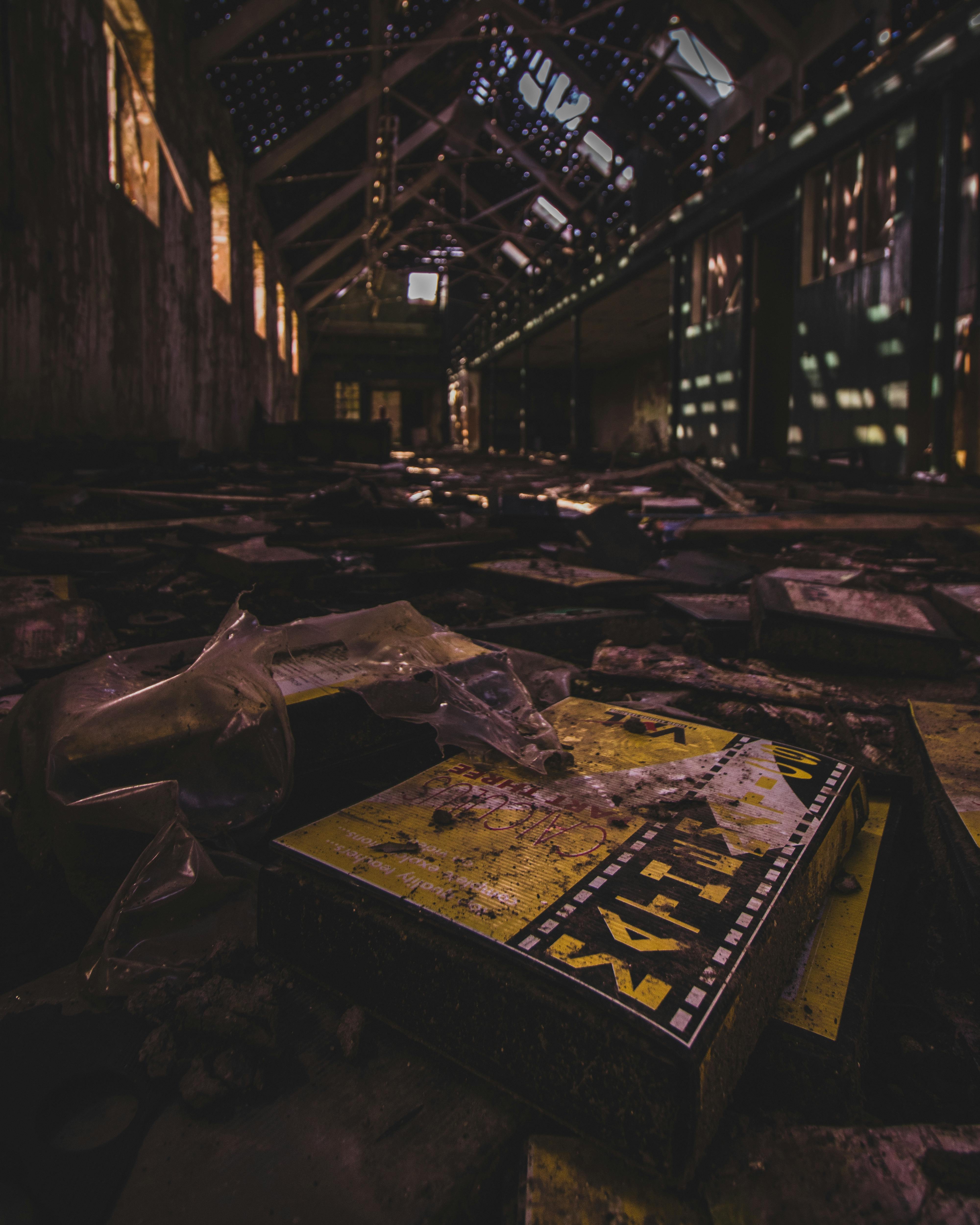 一座废弃建筑内部怪异，灯光昏暗，碎片散落，出口标志隐约可见