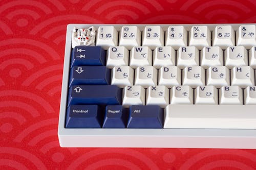 White aluminium keyboard on red japanase pattern deskmat