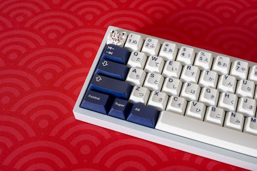 White aluminium keyboard on red japanase pattern deskmat
