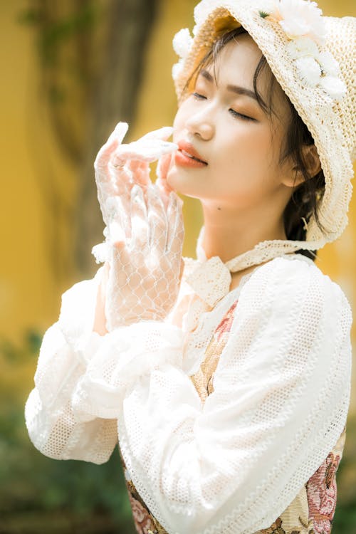 Безкоштовне стокове фото на тему «азіатська жінка, білий одяг, білі рукавички»