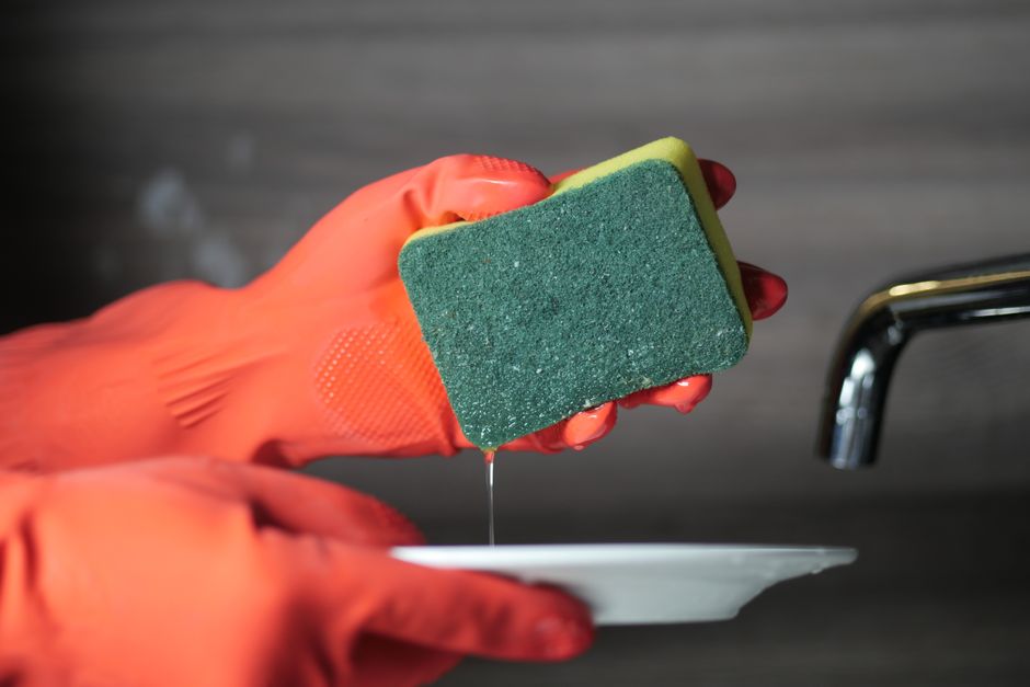激落ちくんが消えていく先 — すり減ったメラミンスポンジが流すマイクロプラスチックの量を、研究が数えた