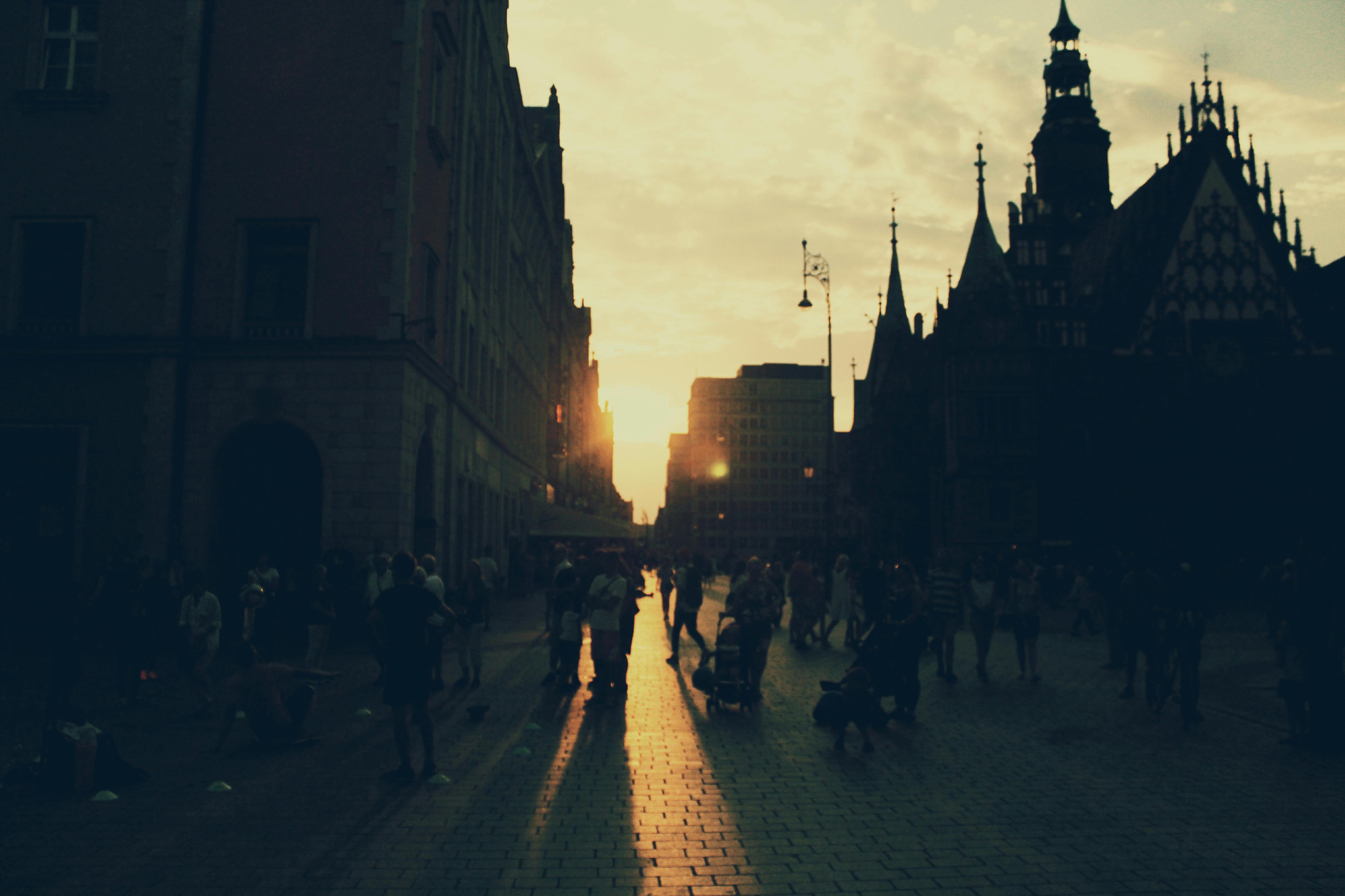 欧洲城市广场上热闹的日落景观，在历史建筑的映衬下显得格外迷人