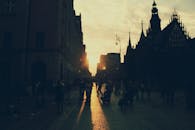 欧洲城市广场上热闹的日落景观，在历史建筑的映衬下显得格外迷人