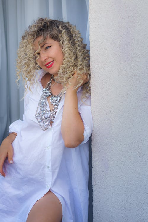 Gratis lagerfoto af betonmur, halskæde, hvid kjole Lagerfoto