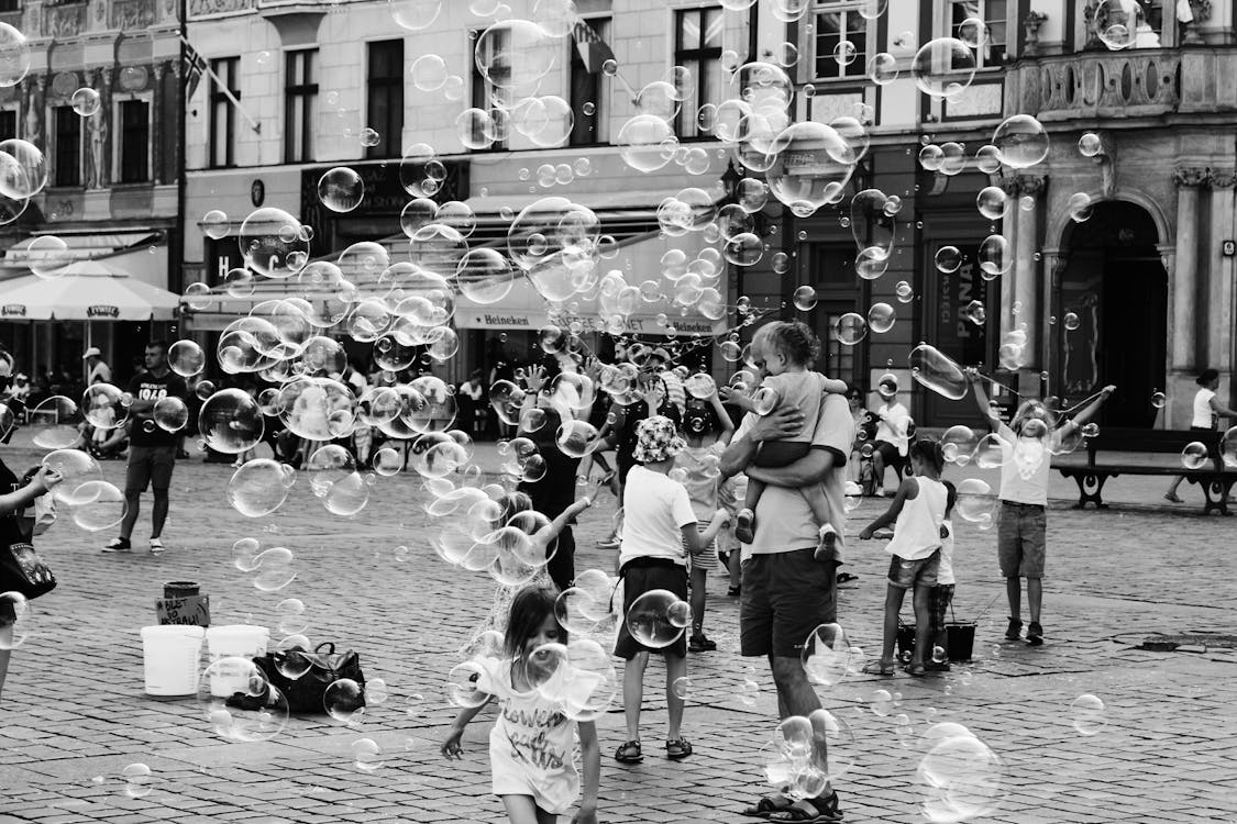 Ingyenes stockfotó buborékok, emberek, épületek témában