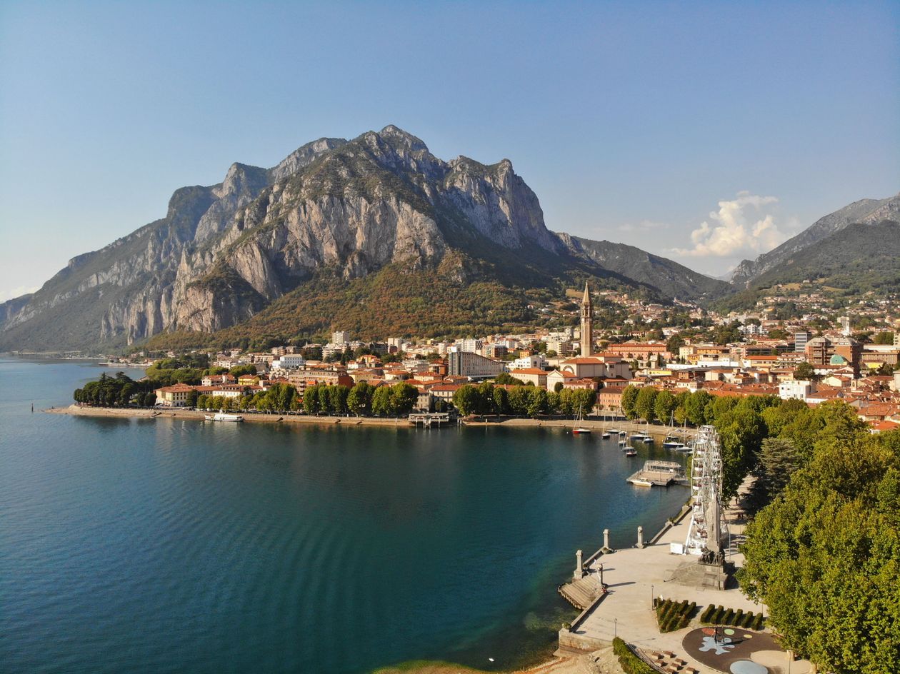 Cazare la Lacul Como: Lecco văzut de sus, cu faleza și muntele din spate