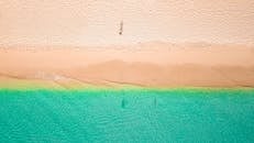 巴巴多斯霍尔敦海滩的无人机镜头令人惊叹，展现了碧绿的海水和金色的沙滩