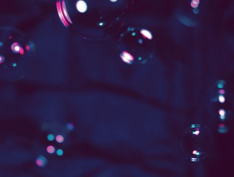 在神秘的黑暗背景下，发光气泡的特写镜头营造出梦幻般的氛围