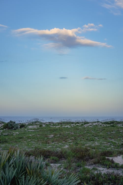 Darmowe zdjęcie z galerii z białe chmury, błękitne niebo, krajobraz