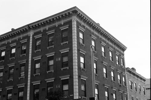 Безкоштовне стокове фото на тему «бетонні будівлі, відтінки сірого, монохромний»