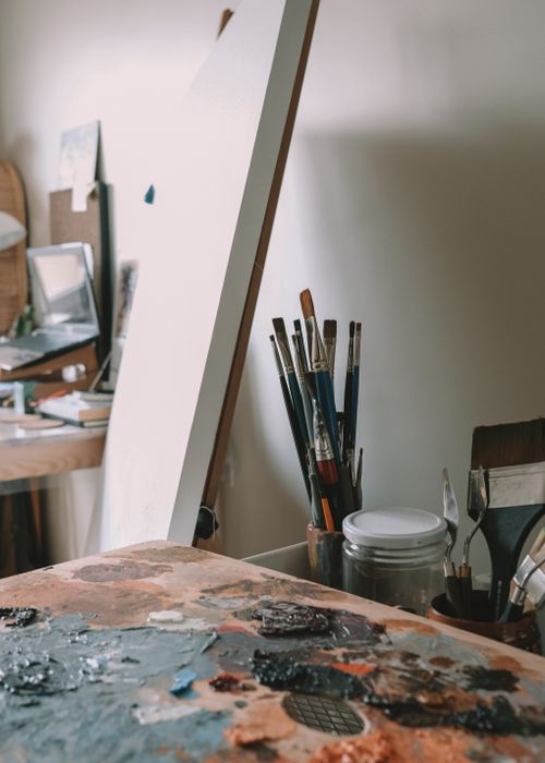 Free A cozy art studio in İstanbul with painting materials and canvas setup. Stock Photo