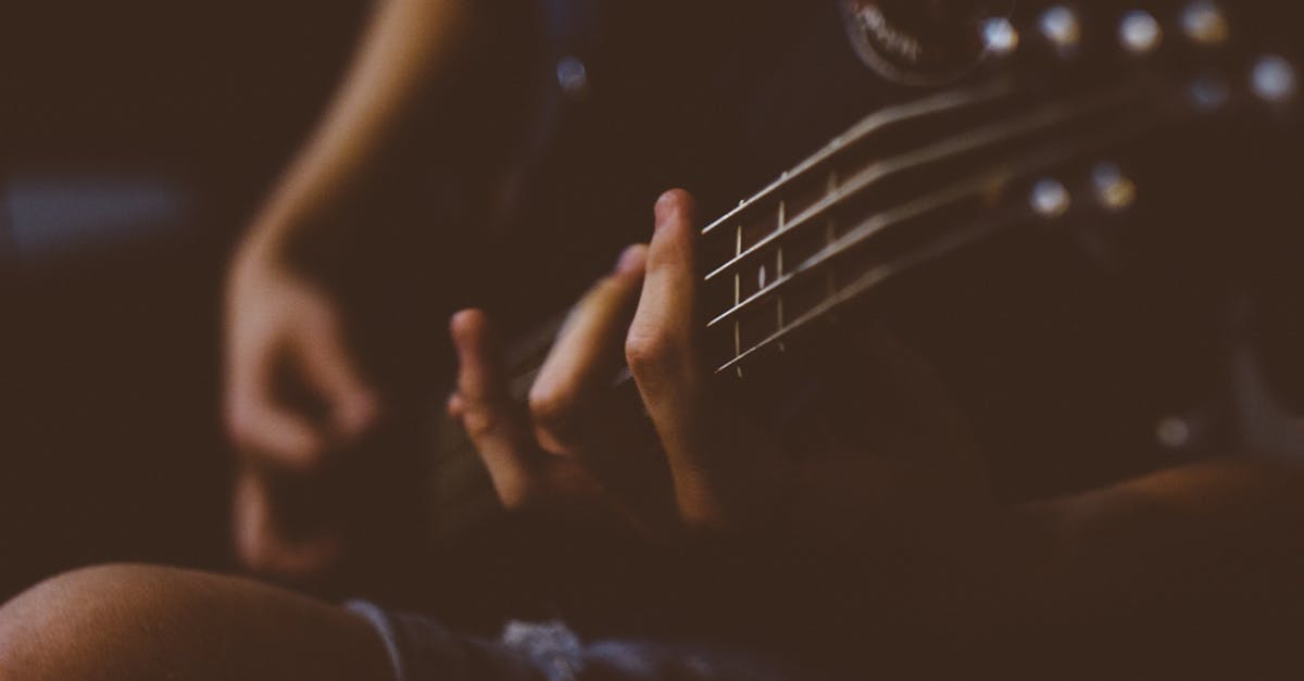 Changing guitar strings without tools