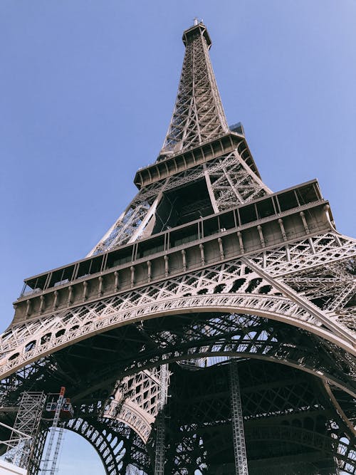 Fotobanka s bezplatnými fotkami na tému architektúra, Eiffelova veža, jasne modrá obloha