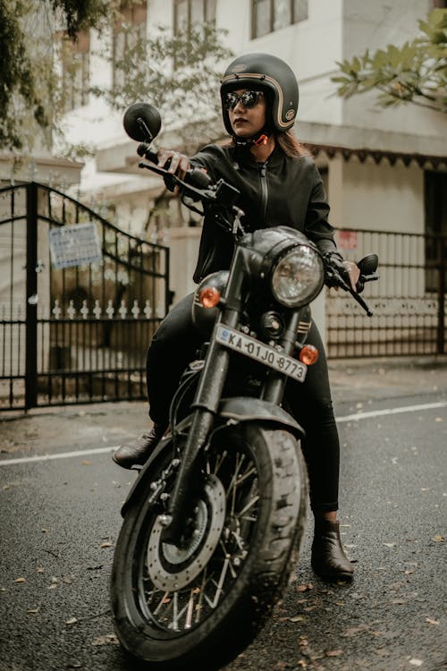 Gratis stockfoto met biker, helm, mevrouw