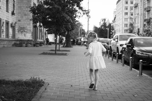 人行道, 兒童, 單色 的 免費圖庫相片