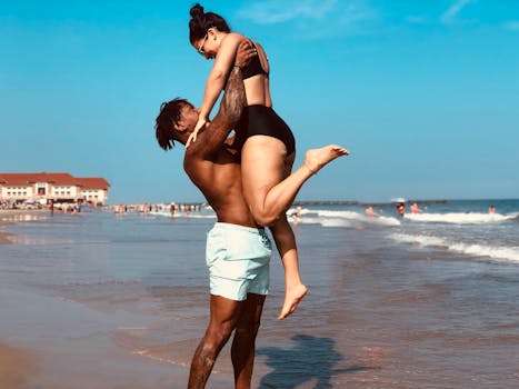 阳光明媚，一对夫妇在海边享受着浪漫时刻