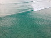 从空中俯瞰澳大利亚黄金海岸的可伦宾海滩，绿松石般的波浪尽收眼底