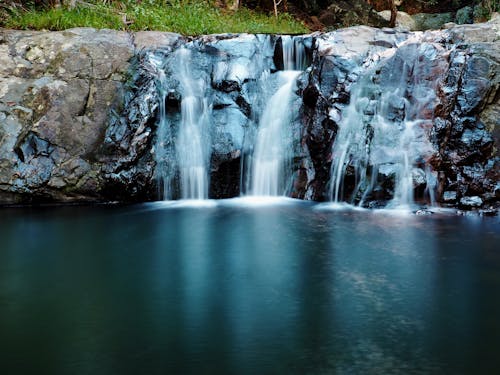 Kostenloses Stock Foto zu blaues wasser, busch, felsen