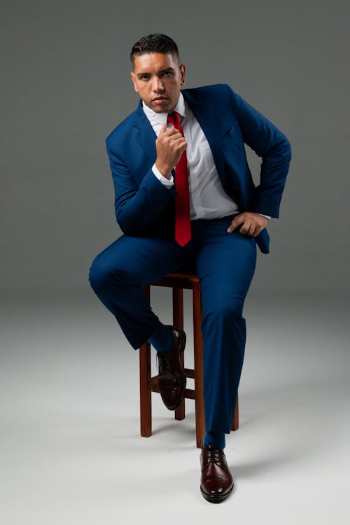 grátis Foto profissional grátis de estiloso, fundo cinza, gravata vermelha Foto profissional