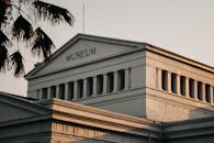 日落时分，从低角度拍摄城市背景下的历史博物馆建筑