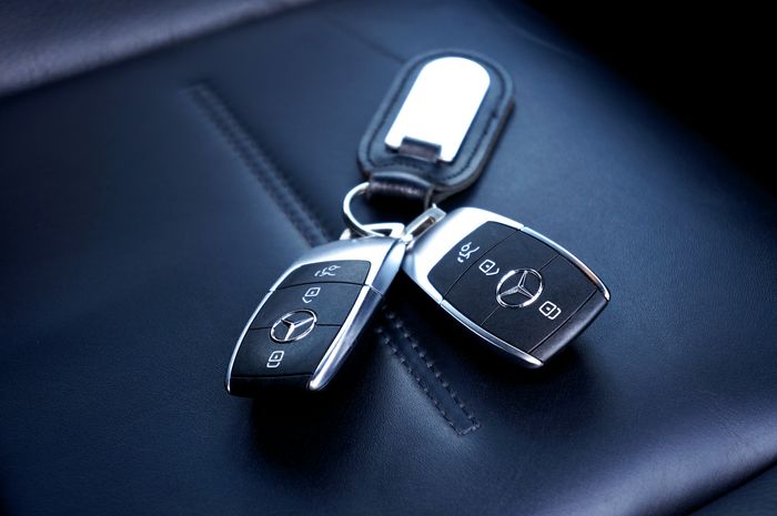Leather key fob cover and keychain