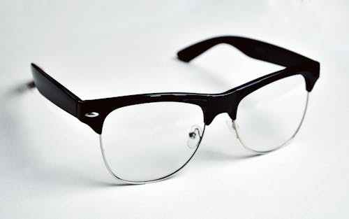 ブラックフレームのクラブマスタースタイルのメガネ