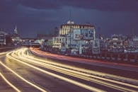 城市夜间场景充满活力，繁忙道路上有灯光步道和发光的广告牌