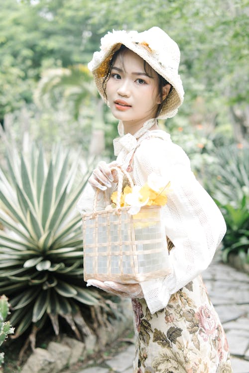 Ingyenes stockfotó ázsiai nő, csipke kesztyű, fehér hosszú ujjú témában