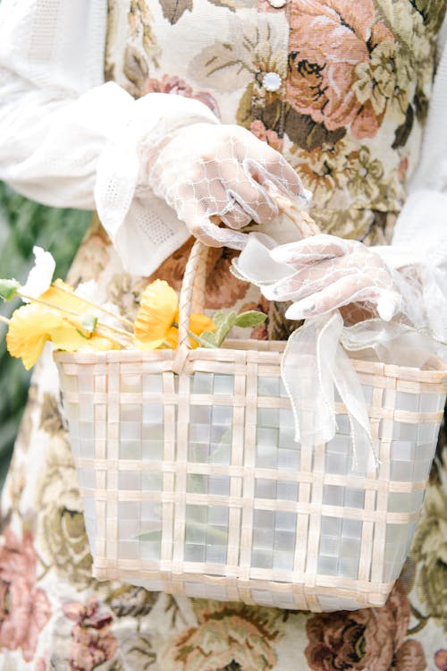 Foto d'estoc gratuïta de cistell, flors, guants