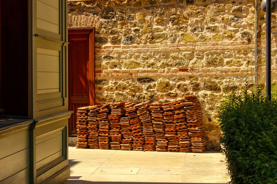 Rustieke terracotta patio in de zon. Rustieke terracotta patio in de zon.